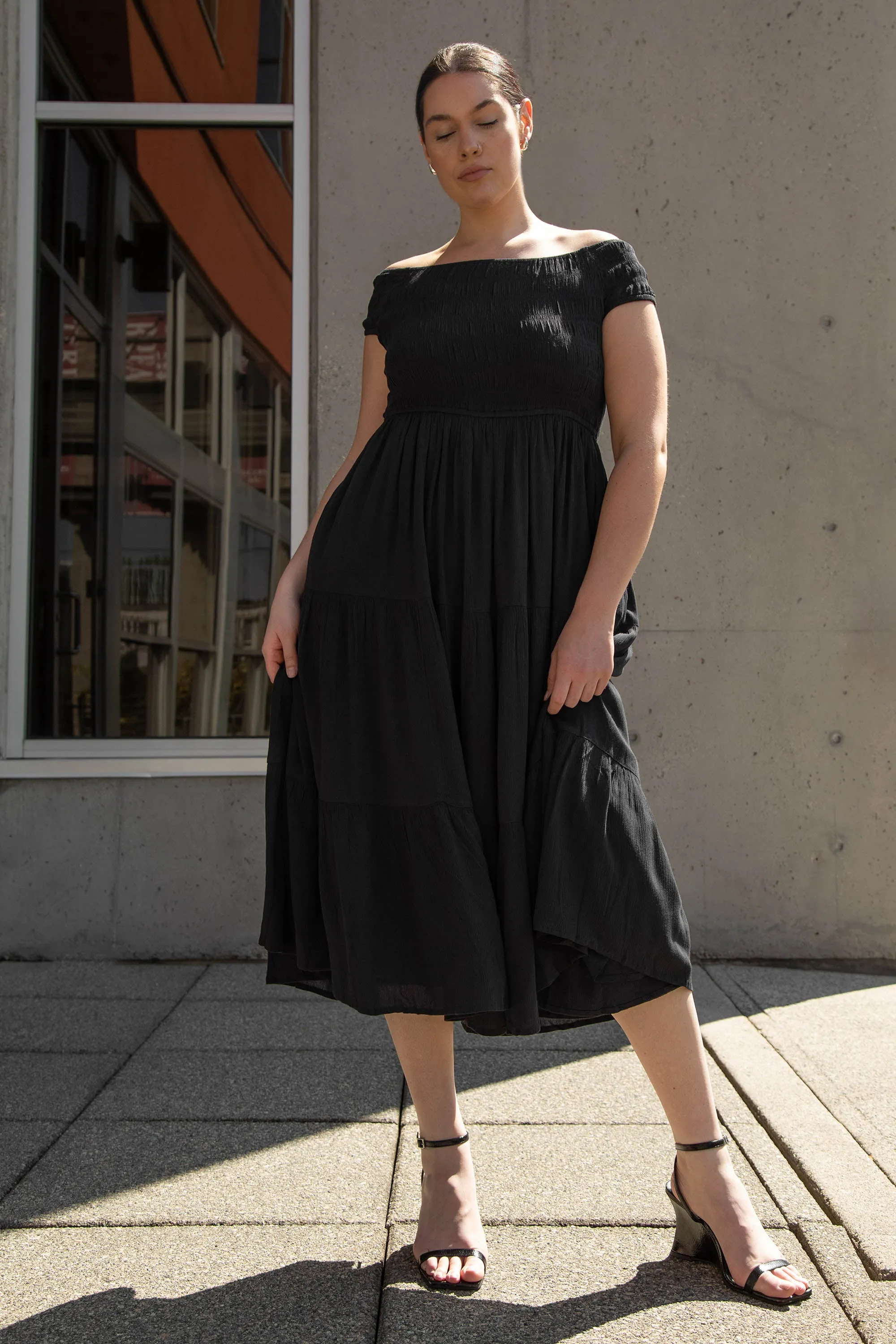OFF THE SHOULDER CRINKLED MIDI TIERED DRESS