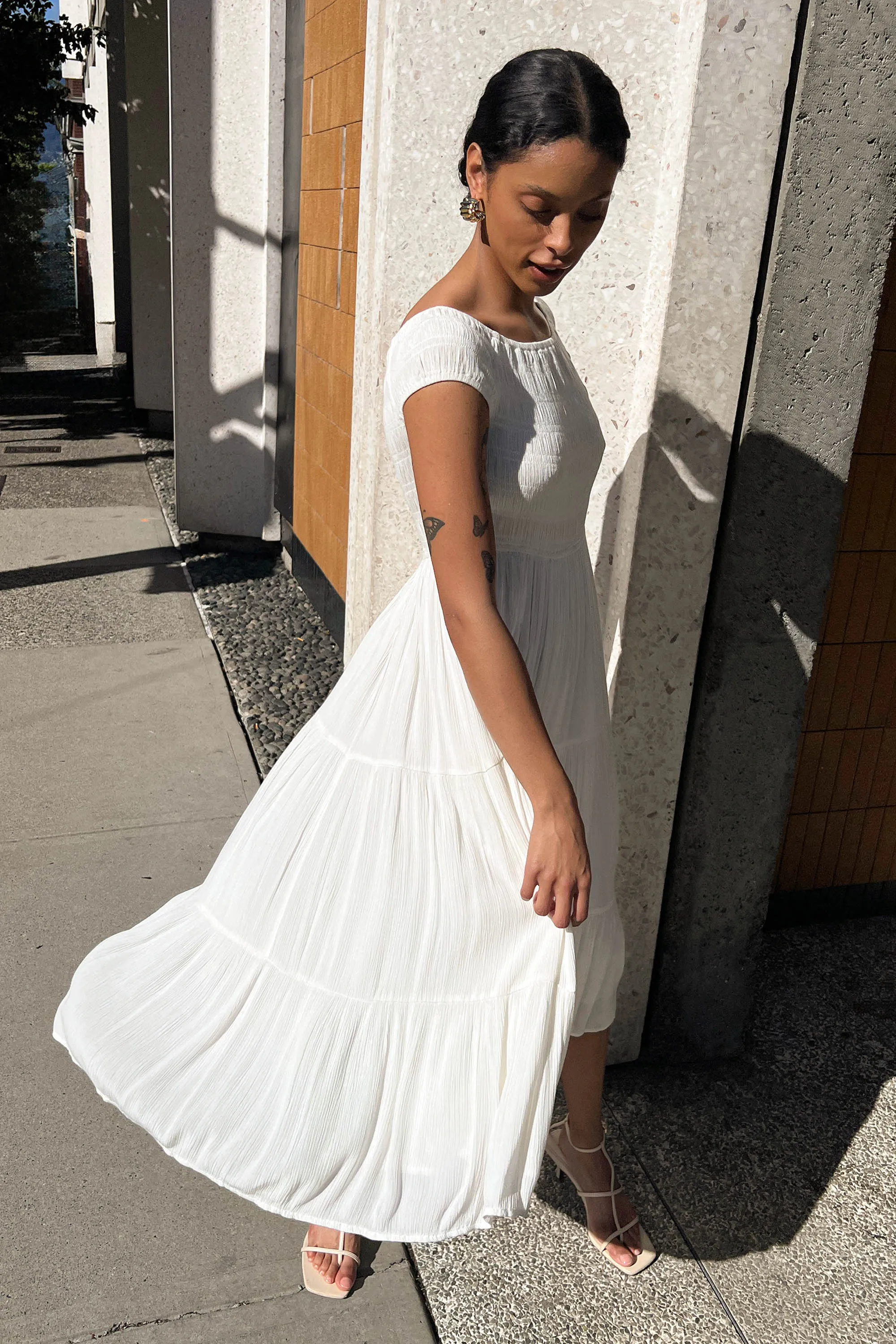 OFF THE SHOULDER CRINKLED MIDI TIERED DRESS